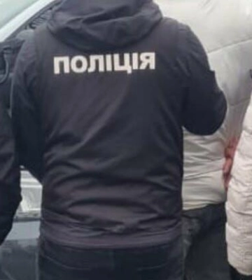 У Львові судитимуть ексвикладача, який за $10 тисяч обіцяв оформити «роботу в Інтерполі» для виїзду за кордон