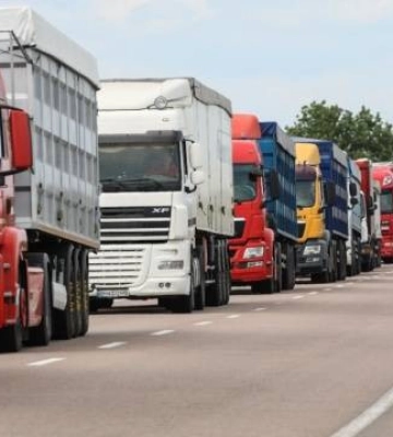 На дорогах Одещини через спеку ввели обмеження для вантажівок