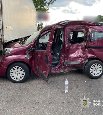 В Одесі внаслідок зіткнення вантажівки та легковика загинув чоловік та серйозно постраждала жінка