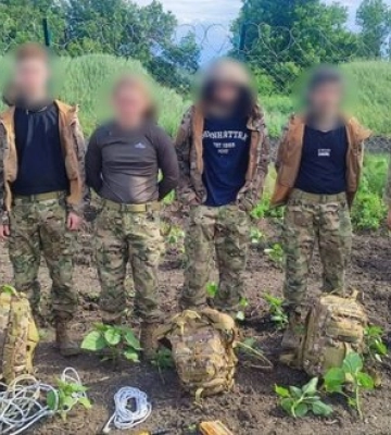 По 6,5 тисяч доларів за "тактичну" втечу: на Одещині затримали чотирьох киян у військовому камуфляжі. ФОТО