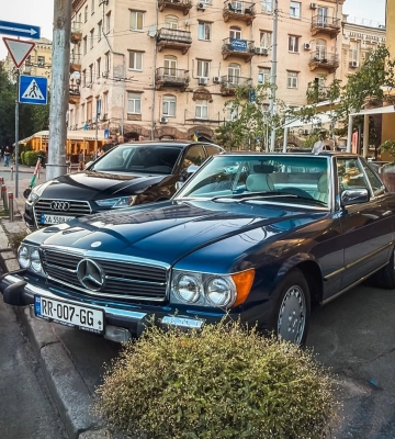 Гость из 80-х: в Киеве заметили знаменитый кабриолет Mercedes 
