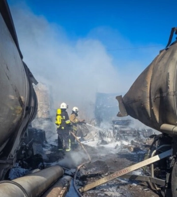 Удар РФ по півдню Одещини: загинула людина, зайнялися бензовози і газовоз