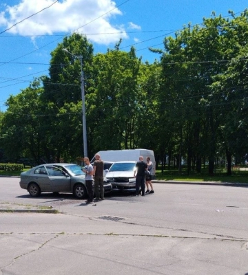 Зіткнулися серед дороги: у Дніпрі автівки перегородили дорогу