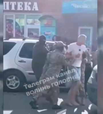 Відмовився надавати документи: на Волині працівники ТЦК витягнули чоловіка з авто