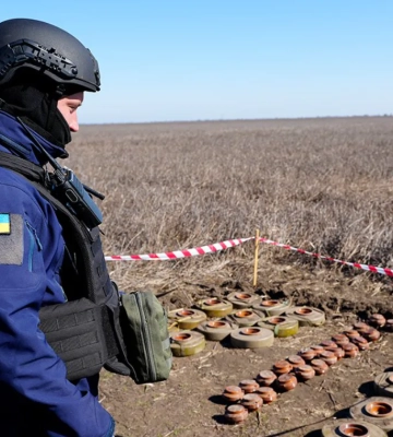 Після загибелі двох співробітників на Херсонщині NPA призупинила розмінування в Україні