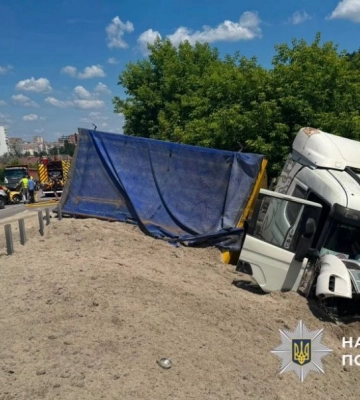 На Обухівщині вантажівка зіткнулася з легковиком: четверо людей опинилися в лікарні (ФОТО)