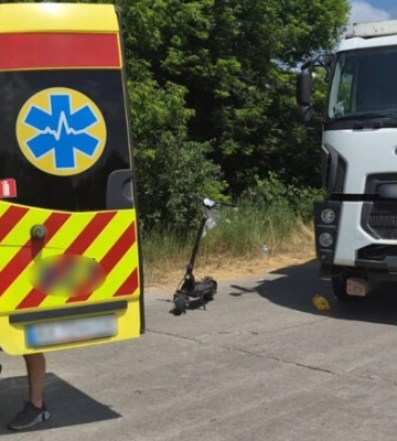 Під Харковом дві дівчинки на електросамокаті потрапили під вантажівку