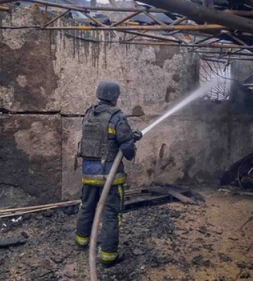 На Сумщині РФ повторно вдарила по рятувальниках під час ліквідації пожежі. ФОТО