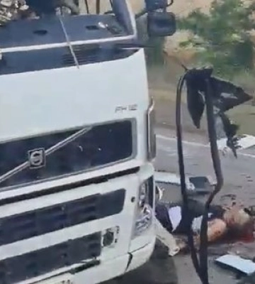 "Двохсотий" водій-росіянин лежить на асфальті поруч зі своєю вантажівкою на трасі поблизу окупованого Маріуполя: "Ой, бл#дь! Дрон. Прямо в кабину". ВIДЕО