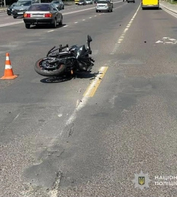 Потрійне ДТП на вулиці Хмельницького у Львові: мотоцикл після зіткнення збив жінку на електросамокаті, - ФОТО