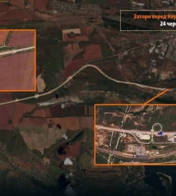 На выезде из Крыма перед Керченским мостом сохраняются многокилометровые пробки, «Схемы» публикуют спутниковые снимки