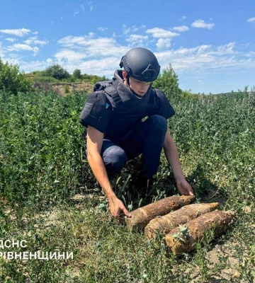 Три небезпечні знахідки: на Рівненщині сапери ДСНС знешкодили артснаряди