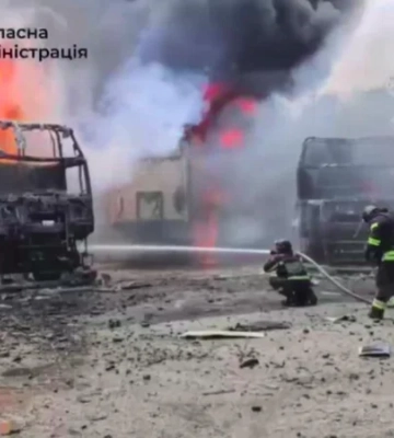 Росія атакувала Запоріжжя: на АЗС та автостоянці виникли пожежі, є загиблий і поранена — фото і відео