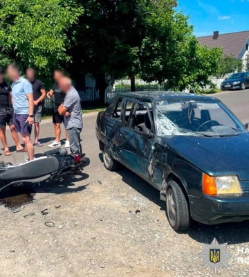 У Вараському районі зіткнулися легковик і мотоцикл: двоє людей травмувалися