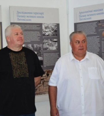 Історичне єднання: у Дубенському замку відкрили банерну виставку про Палац Великих князів Литовських
