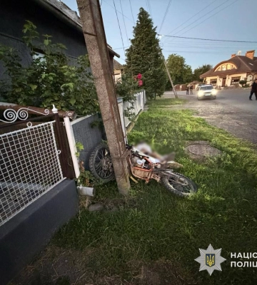 Під Ужгородом 22-річний мотоцикліст врізався в електроопору та загинув