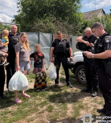 Жінку з двома дітьми евакуювала поліція з небезпечної території Харківщини та притягнула до відповідальності