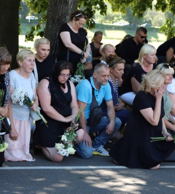 В Ужгороді провели в останню земну дорогу 39-річного захисника, солдата Валерія Мадяра