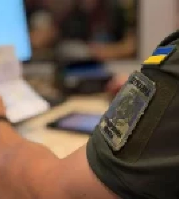 На кордоні з Румунією викрили чоловіка з підробленими документами на дітей
