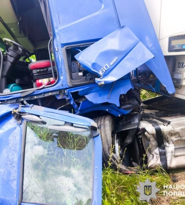 На Рівненщині зіткнулися вантажівка й поліцейське авто: троє травмованих