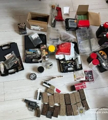 1600 набоїв та обладнання для виготовлення боєприпасів: поліція викрила торговця зброєю на Львівщині, - ФОТО