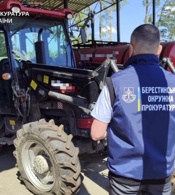 На Харківщині експосадовицю комунального підприємства підозрюють у переплаті понад 1 млн грн за трактор