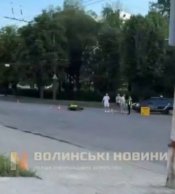 У Луцьку на Відродження авто збило курʼєра Glovo