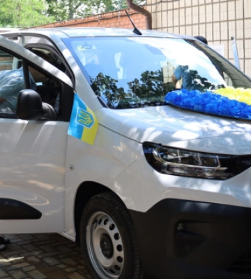 Миколаїв отримав спецавтомобіль для людей, які пересуваються на кріслах колісних