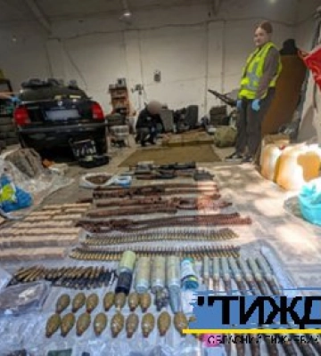 В гаражі у тростянчанина виявили автоматичну зброю, гранати та 30 тисяч набоїв різного калібру