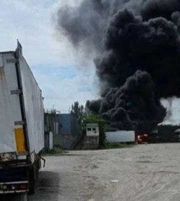 13 грузовиков загорелись в результате удара российских БпЛА в Запорожье (, )