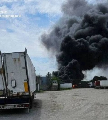 13 грузовиков загорелись в результате удара российских БпЛА в Запорожье (, )