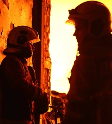 У Києві ліквідували пожежу після російської вечірньої атаки - до гасіння залучили понад 100 рятувальників