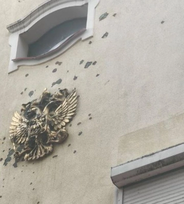 С дома в центре Харькова не могут снять российский герб