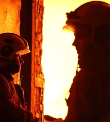 У Києві рятувальники ліквідували пожежу, що виникла внаслідок вечірнього російського обстрілу – ДСНС