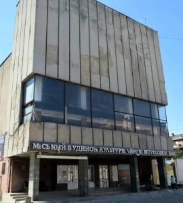 В історичному центрі Берегова демонтують аварійну штукатурку з фасаду Центру культури (ФОТО)