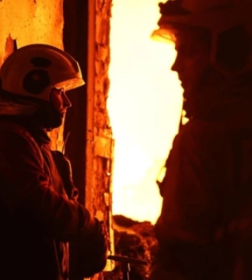 Рятувальники працювали всю ніч: у Києві загасили пожежу від ракетного удару РФ