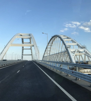 На виїзді з Криму через Кримський міст утворилась 15-кілометрова черга — фото