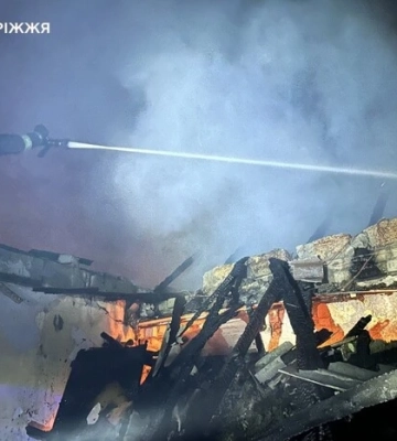 Росія атакувала Запоріжжя: рятувальники показали кадри наслідків