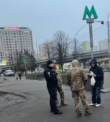 Напад на ТЦК у Харкові: військовий загинув, нападника шукають по всьому місту