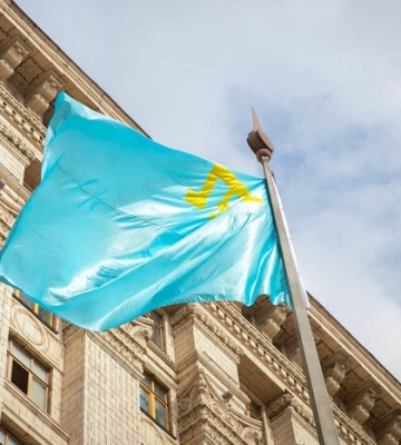 Символ незламності та опору: біля будівлі київської мерії піднято кримськотатарський стяг
