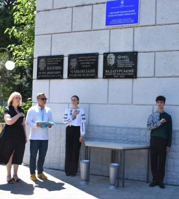 В Одесі відкрили меморіальну дошку засновнику «Нібулону» Олексію Вадатурському