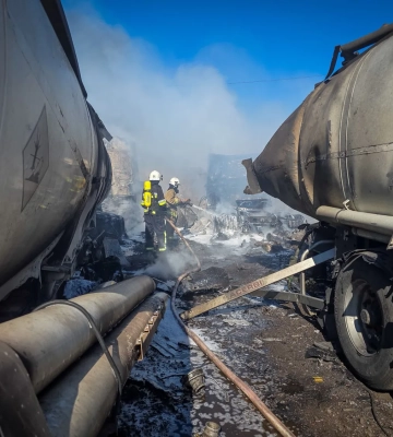 росія вдарила по стоянці з бензовозами і газовозом на півдні Одещини, є загиблий та поранені