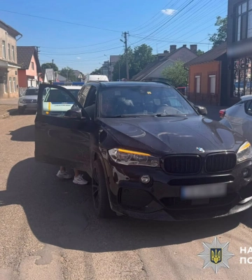 На Буковині маленький хлопчик раптово вибіг на дорогу та потрапив під автомобіль, - поліція