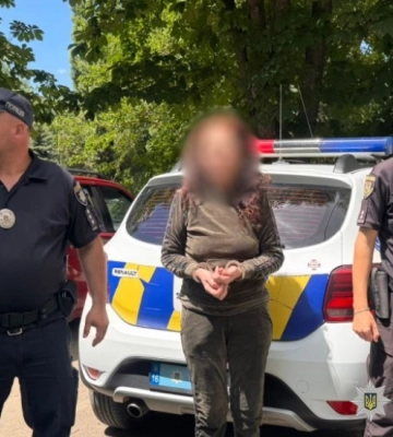 На Одещині доглядальниця катувала літню підопічну праскою
