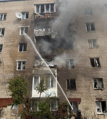 Рашисти вдарили по багатоповерхівці в Ізюмі: загинула людина, є постраждалі. ФОТОрепортаж