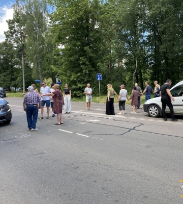 На Лісовій просіці місцева громада перекриває дорогу