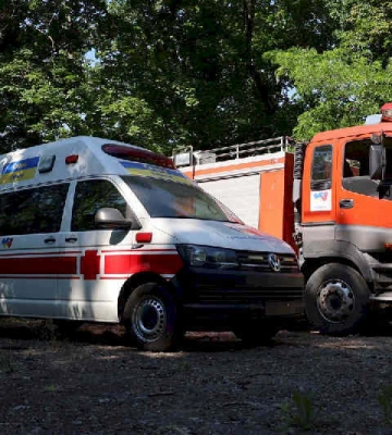 Львовяне передали харьковским гвардейцам пожарную машину и машину скорой помощи