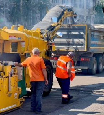 У Миколаєві триває відновлення дорожнього покриття