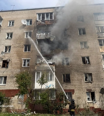рф вдарила по багатоповерхівці в Ізюмі, є загиблий та поранені