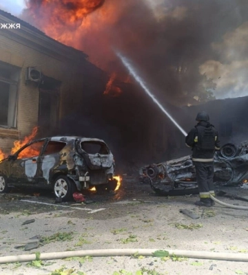 Удар баллистикой по Запорожью: количество пострадавших возросло до 9, горят авто